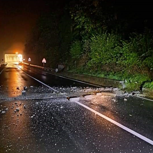 Dal Nord Ovest – Crolla un grosso masso sulla strada per Alagna (foto dalla pagina Facebook di Provincia di Vercelli)