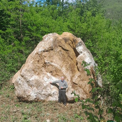 Varallo, masso enorme fatto rotolare sulla strada provinciale di Crevola , Bondetti: &quot;Ho chiesto che rimanesse lì per fare da sfondo a fotografie&quot;