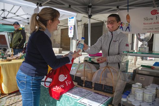 Un sabato tra gusto e sostenibilità: a Borgomanero torna il Mercato della Terra