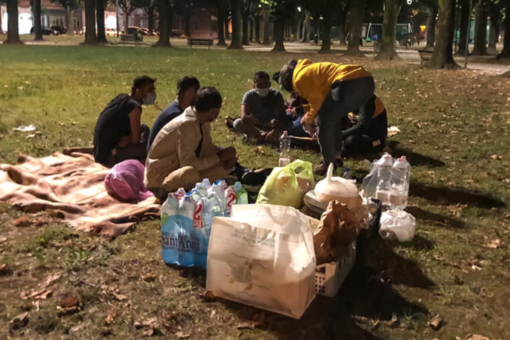 &quot;Migranti di piazza Mazzini a Vercelli, qualche passo avanti ma la soluzione resta lontana&quot;