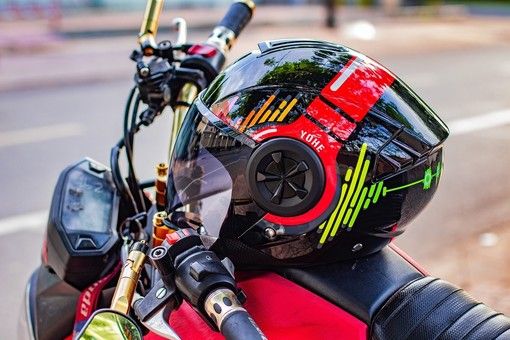 Perde il controllo della moto ed esce di strada, 16enne in ospedale.