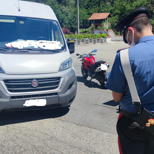 Centauro cade a terra per evitare furgone