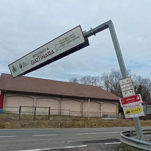 Gattinara, camion con gru urta il portale di benvenuto sulla Sp 142 Gattinara, camion con gru urta il portale di benvenuto sulla Sp 142