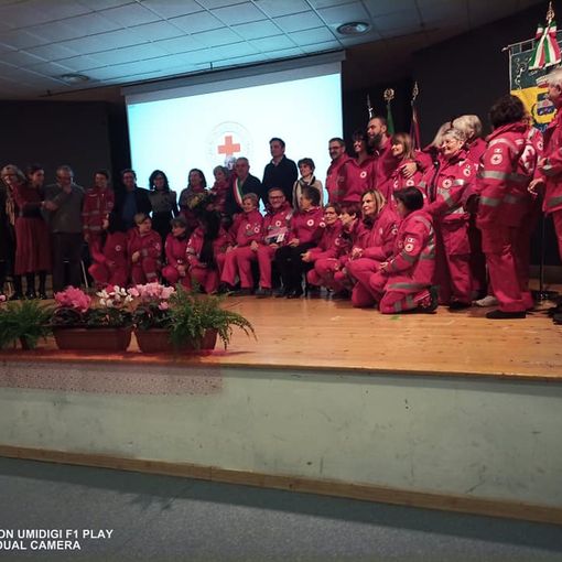 Inaugurata la panchina rossa a Pray