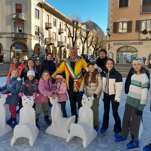 Varallo accoglie lo spirito natalizio: si inaugura la pista di pattinaggio.