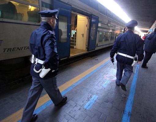Fermato perché attraversa i binari, dichiara un'identità falsa: multa e denuncia