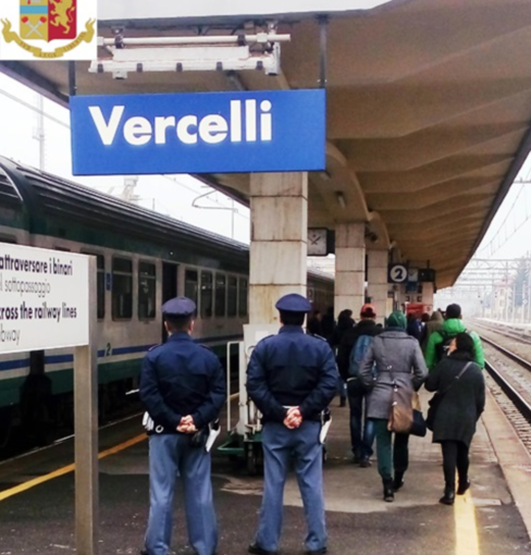 Vercelli: bloccano il treno in partenza appendendosi alla motrice
