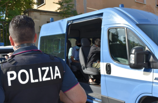 Si fingono poliziotti e truffano un'anziana