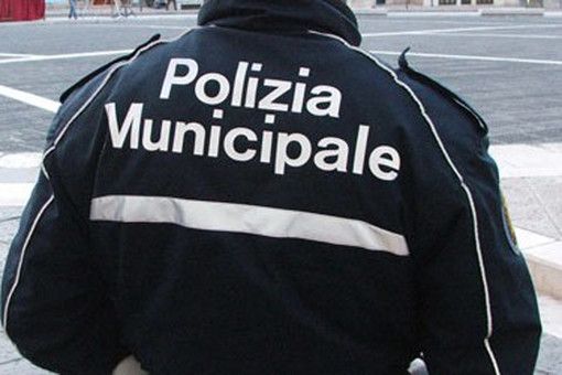 Ripreso dalle telecamere mentre distrugge la corona ai caduti: denunciato 30enne