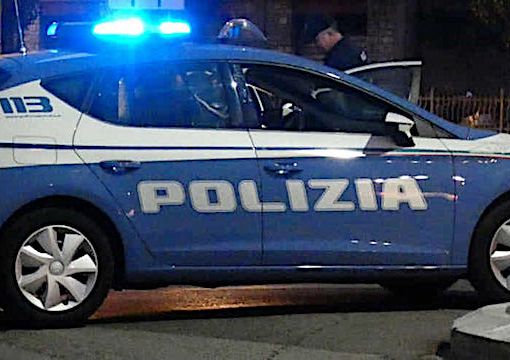 Cerca di occultare un panetto di hashish durante un controllo di Polizia: denunciato