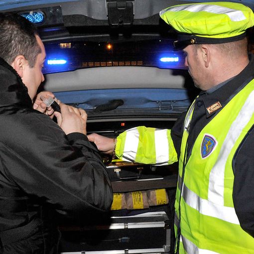 Fermato un 22enne alla guida in stato di ebbrezza. Patente ritirata - foto di repertorio