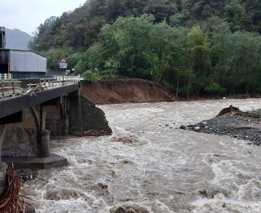 Maltempo, a Crevacuore si contano i danni dopo il crollo del ponte. Sindaco: “Indispensabile riaprire strada”