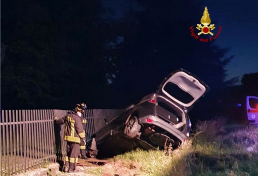 Auto fuori strada: 3 ragazzi in ospedale