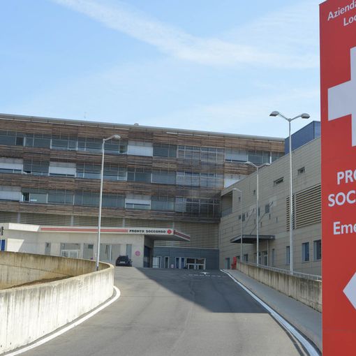 Curino, giovane urtato dall'auto della madre: finisce al Pronto Soccorso in codice giallo