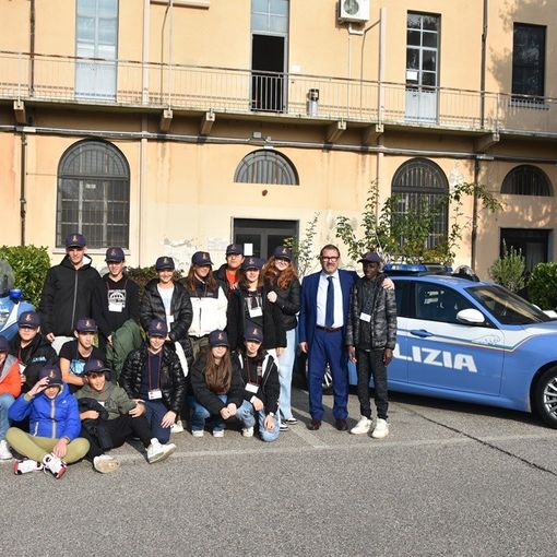 Il Questore di Vercelli con i ragazzi dell'Istituto Ferrari di Vercelli