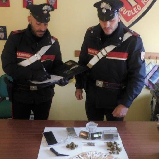 Droga e bilancini in casa di un 21enne. Arrestato dai Carabinieri