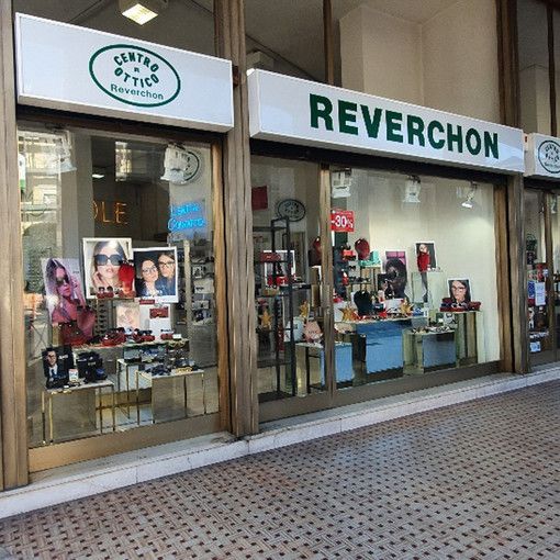 Raid all'ottica Reverchon di Mortara, ladri in fuga con 200 paia di occhiali e 180 euro