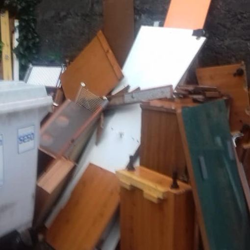 Borgosesia: i rifiuti abbandonati gli costano 200 euro di multa