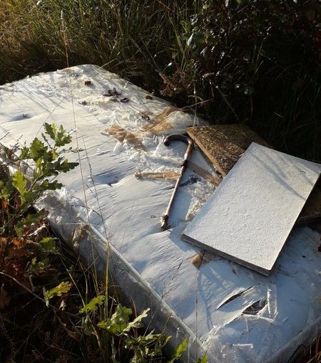Sacchi, mobili, vetri e materassi gettati sulla San Giacomo-Rovasenda: «Una vera discarica» FOTO