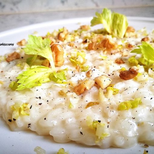 #quarantenasuifornelli, il risotto con crema di gorgonzola, sedano e noci di Giancarlo Lazzarini