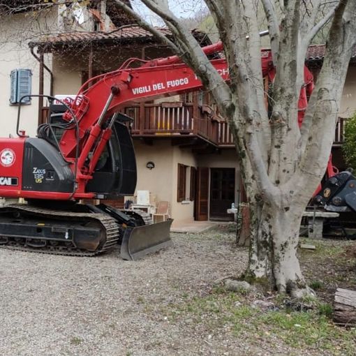 Proseguono le operazioni di bonifica dopo l'incendio della sfilacciatura di Rocca Pietra