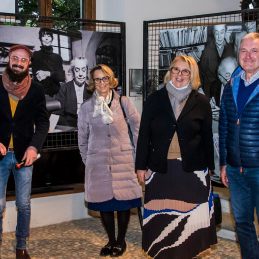 Curatore e presidente del museo con le nipodi di Maria Adriana Prolo