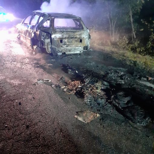 Rovasenda, auto prende fuoco, salvo il conducente - FOTO