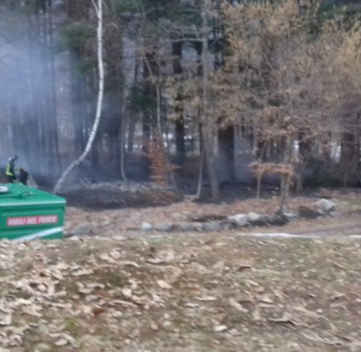 Attimi di paura a Scopa, incendio mette a rischio alcune case