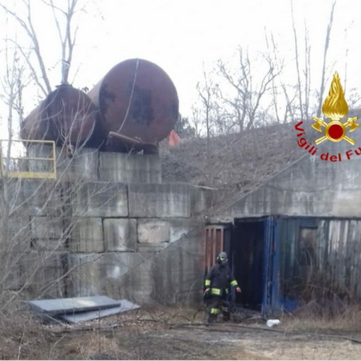 Incendio in un'area industriale dismessa
