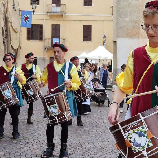 Scacchi viventi, abiti d'epoca e sfilate storiche: il Medioevo rivive a Crevacuore (foto di Giacomo Chiarini)
