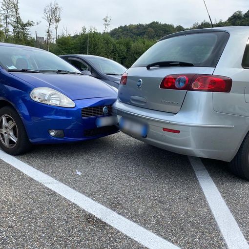 Sono a fare la spesa e le auto si scontrano nel parcheggio