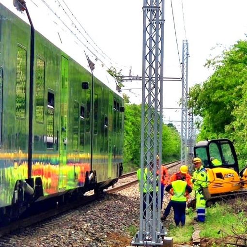 Escavatore urtato dal treno: operaio in ospedale, incolumi i 48 passeggeri a bordo