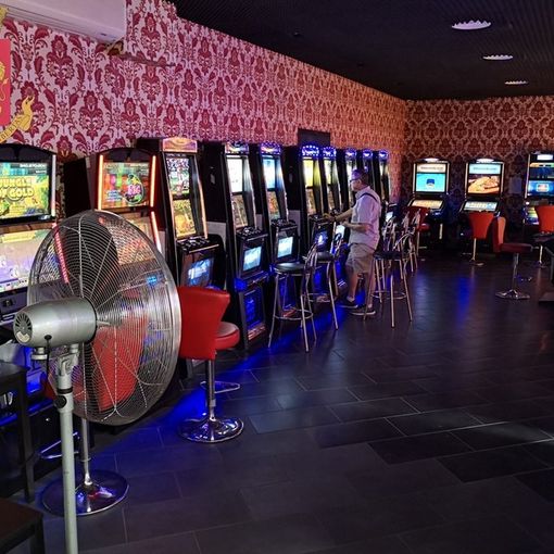 Sfascia una slot machine, riconosciuto e denunciato
