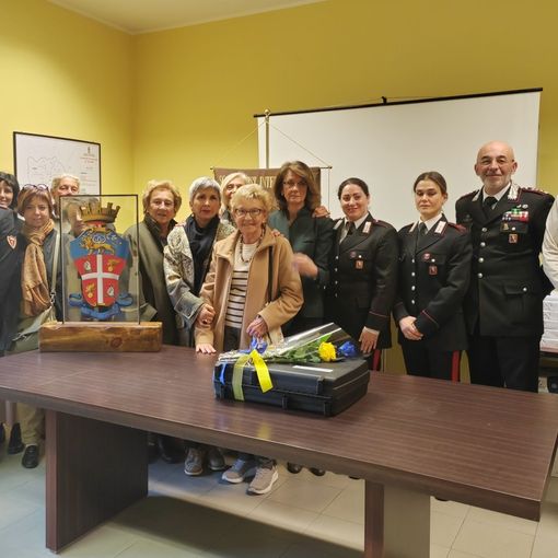 Soroptimist Valsesia regala la valigetta di ascolto ai carabinieri di Borgosesia