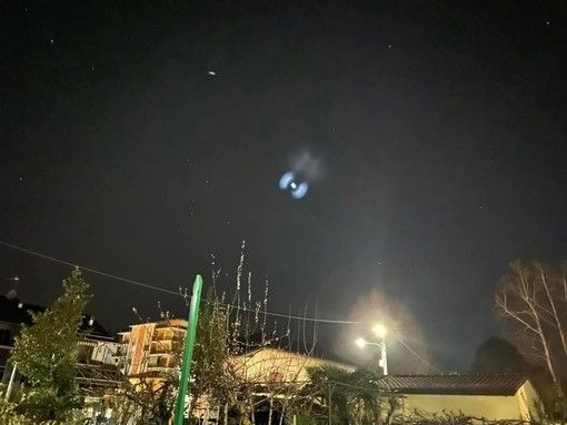 Spirali nei cieli, è il lancio di un razzo SpaceX