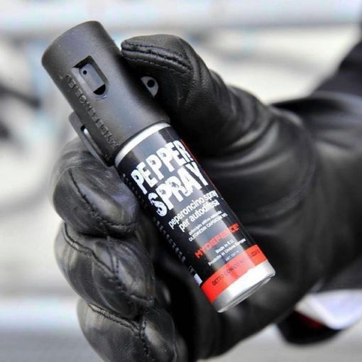 Rapina e malmena la ex: per fermarlo i Carabinieri devono usare lo spray urticante