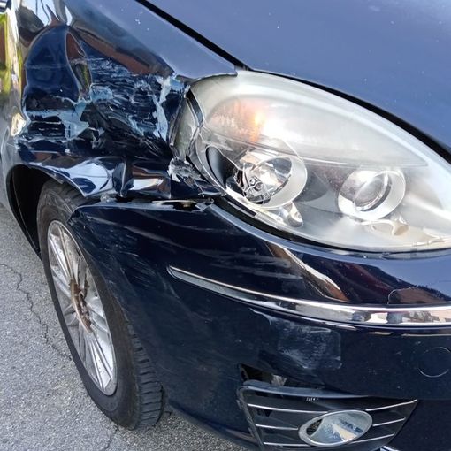 Portula, perde il controllo dell'auto e finisce contro il muretto di una casa (foto di repertorio)