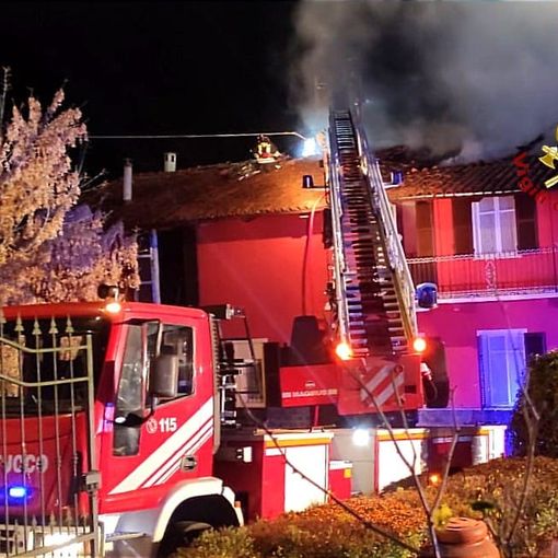 Incendio al tetto di un' abitazione a Brusasco, nessun ferito