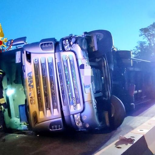Tir si ribalta sulla tangenziale Ovest di Vercelli