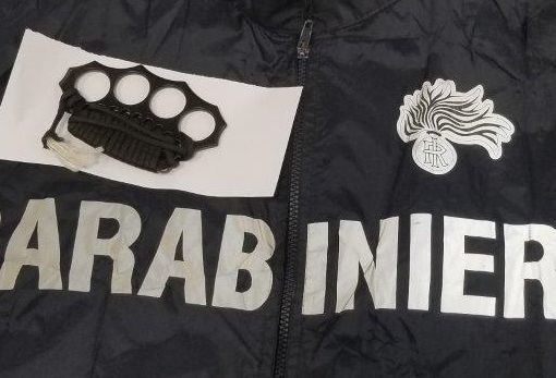 Vercelli, girava con un tirapugni in tasca: denunciato un 60enne