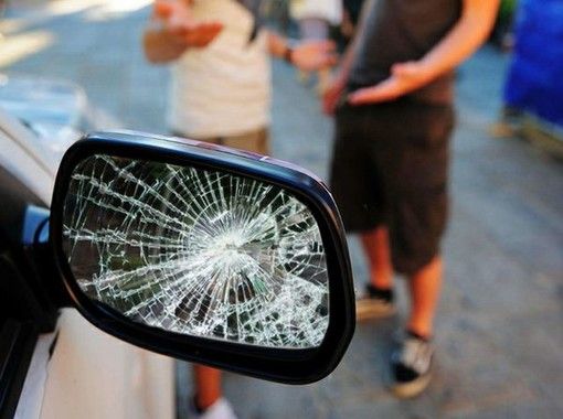 Attenzione alla truffa dello specchietto: denunciati due fratelli