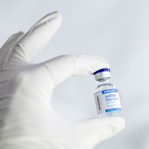 Covid, obbligo vaccinale per gli over 50, Green Pass base per negozi e servizi