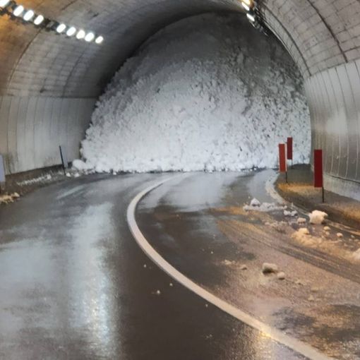Allerta meteo, Gressoney isolata: la valanga in galleria - Foto dalla pagina Facebook di Meteo Valle d'Aosta.
