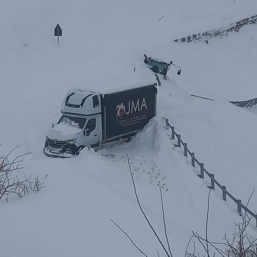 Dal nord ovest: Valanga travolge automezzi. Intervento del Soccorso Alpino
