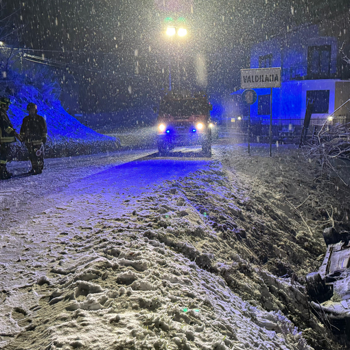 Neve e ghiaccio sull'asfalto, auto scivola fuori strada a Valdilana