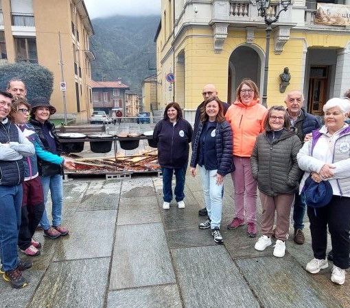 La solidarietà è di casa a Varallo, al via la distribuzione della polenta: persone anche fuori Italia FOTO