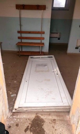 Vandali in azione sul campo della Veloces a Vercelli: abbattuta la porta degli spogliatoi