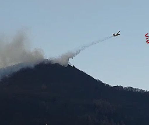 Incendio boschivo in zona Sacro Monte di Varallo. In azione i soccorsi VIDEO