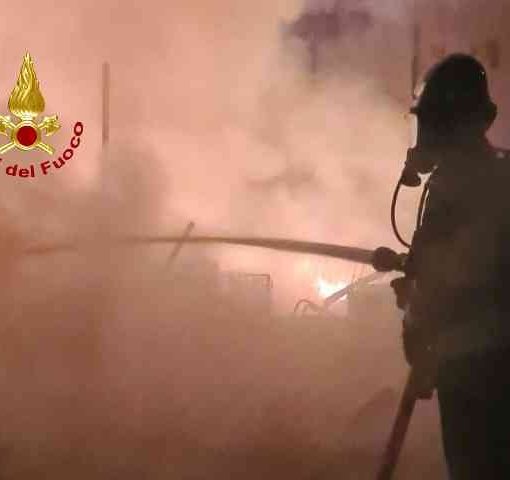 Albano, fiamme nell'ex cartiera