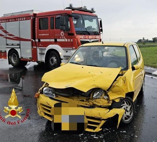 Vercelli, incidente sulla tangenziale Ovest, un ferito in ospedale